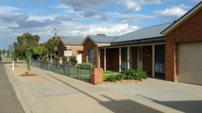  Numurkah Self Contained Apartments - The Saxton  Намерка